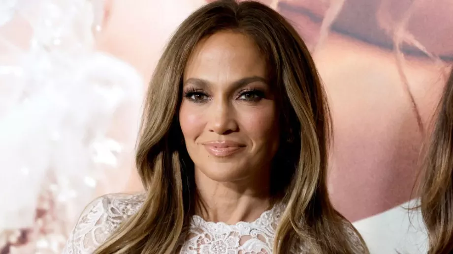 Няколко прости трика, за да се гримираме като Джей Ло (ВИДЕО)