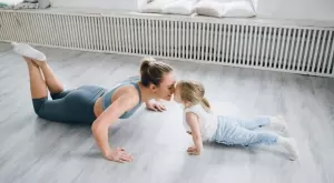 Страхотно: Сутрешна гимнастика подходяща за мама и децата (ВИДЕО)
