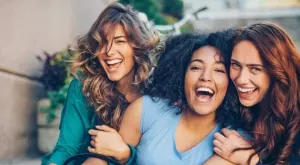 Женски виц за 5 август 2023: Скромна девойка отишла сама на курорт