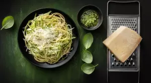 Шедьовър: Спагети от тиквички със синьо сирене и сметана 