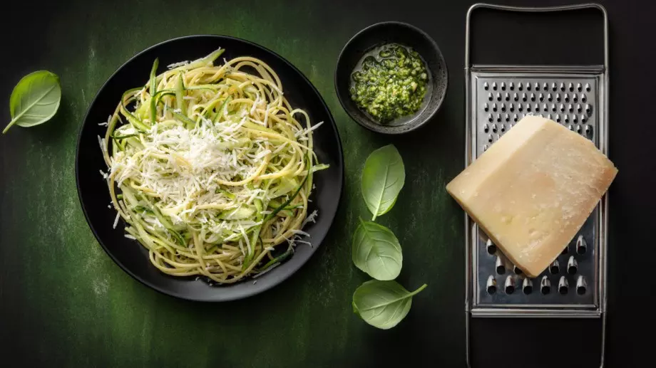 Шедьовър: Спагети от тиквички със синьо сирене и сметана