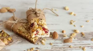 Закуска за шампиони: Овесени барчета с фурми и боровинки