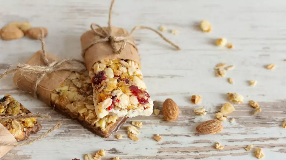 Закуска за шампиони: Овесени барчета с фурми и боровинки