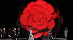 Камелията - акцент в колекцията на Chanel за Есен/Зима 2023/24 (ВИДЕО)