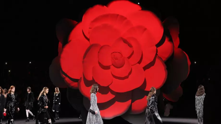 Камелията - акцент в колекцията на Chanel за Есен/Зима 2023/24 (ВИДЕО)