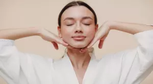 Забравете ботокса: Йога за лице за стегната кожа (ВИДЕО)