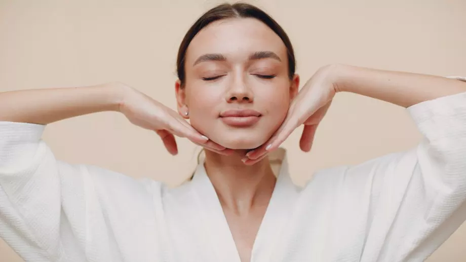 Забравете ботокса: Йога за лице за стегната кожа (ВИДЕО)