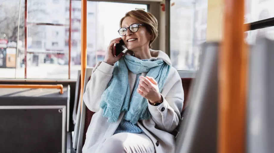 Виц за 10 март 2023: Жена пътува в автобус и говори по мобилния 