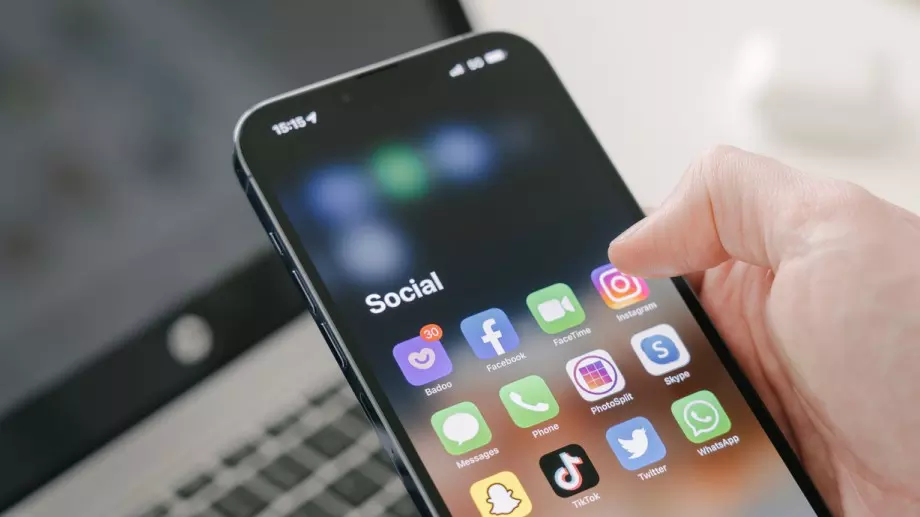 Виц за 13 март 2023: Шеф заварил служителите си във Facebook