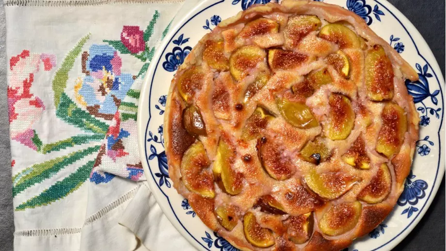 Този кекс със смокини и карамел е хит в мрежата