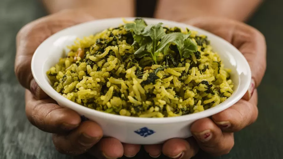 Бюджетно и вкусно: Любимият бабин ориз със спанак