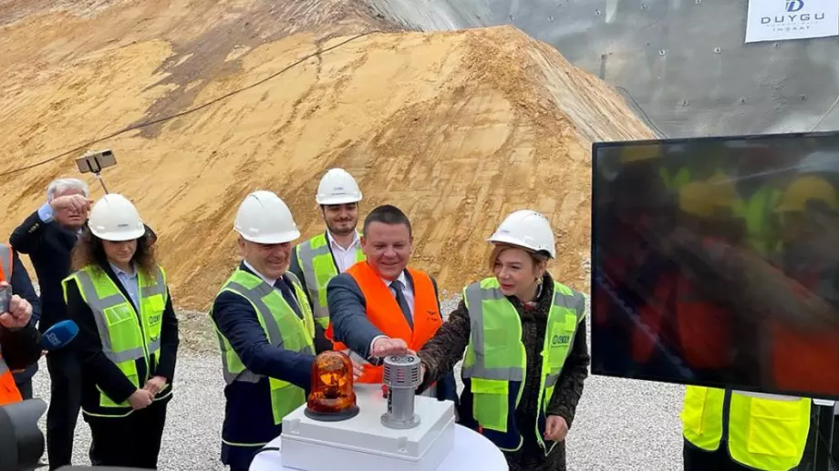 Министър Алексиев: За първи път от 50 години насам в България е изграден жп тунел