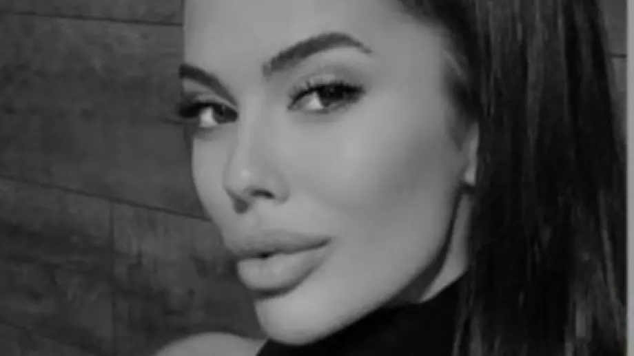 Поли на Благо Георгиев се пусна по сутиен с младо момче (СНИМКИ)