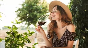 Учени: Жените, които пият това червено вино, остаряват по-бавно