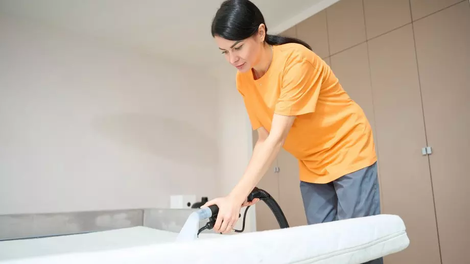 Как да чистите матрак правилно