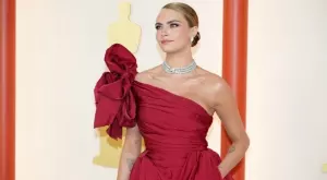 Кара Делевин за борбата с алкохола (ВИДЕО+СНИМКИ)