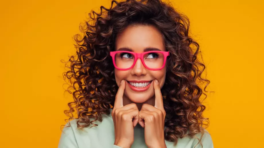 Виц за добро утро: Седят си на маса