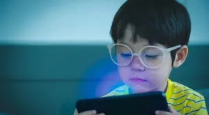 Експерти: Екранните деца изостават драстично в развитието си