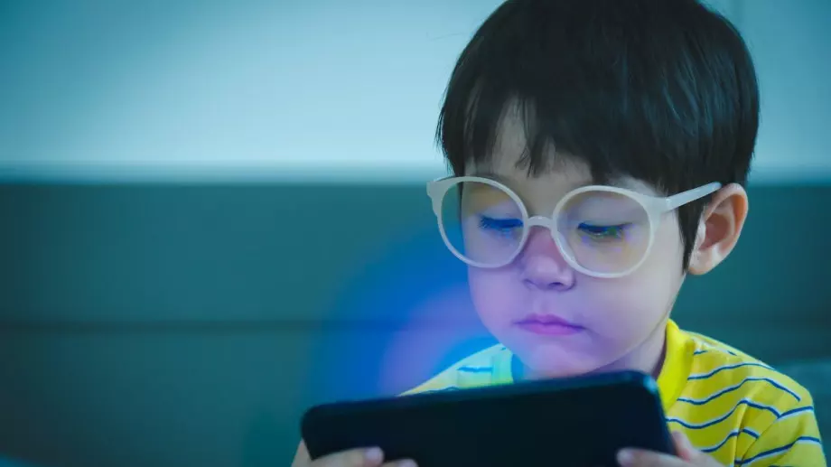 Експерти: Екранните деца изостават драстично в развитието си