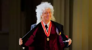 Брайън Мей от Queen беше посветен в рицарство (ВИДЕО)