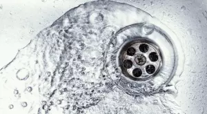 Ето как да отпушите бързо и лесно канала, без да слагате препарат