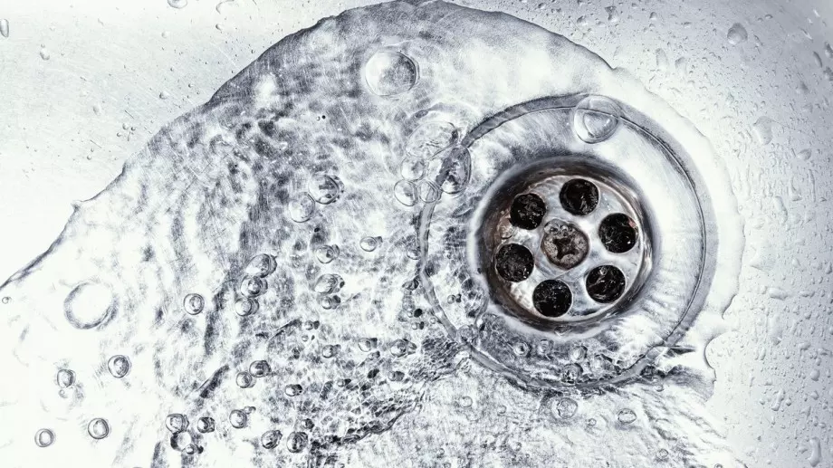 Ето как да отпушите бързо и лесно канала, без да слагате препарат