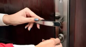 Ето защо да увивате дръжката на вратата си с фолио