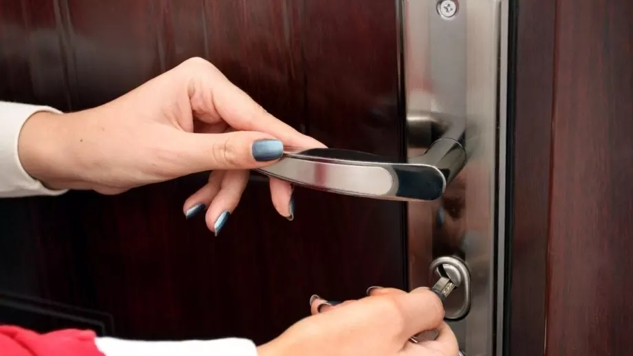 Ето защо да увивате дръжката на вратата си с фолио