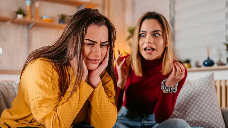 Женски виц за 26 ноември 2023: Срещнали се две жени и започнали да спорят