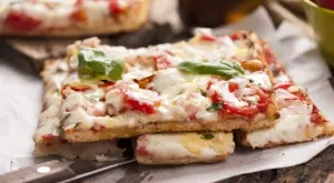 Ето как да превърнем стария хляб в супер вкусни мини пици