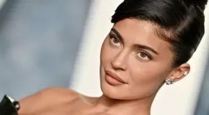 Кайли Дженър с наръчник за красиви устни и вежди (ВИДЕО)