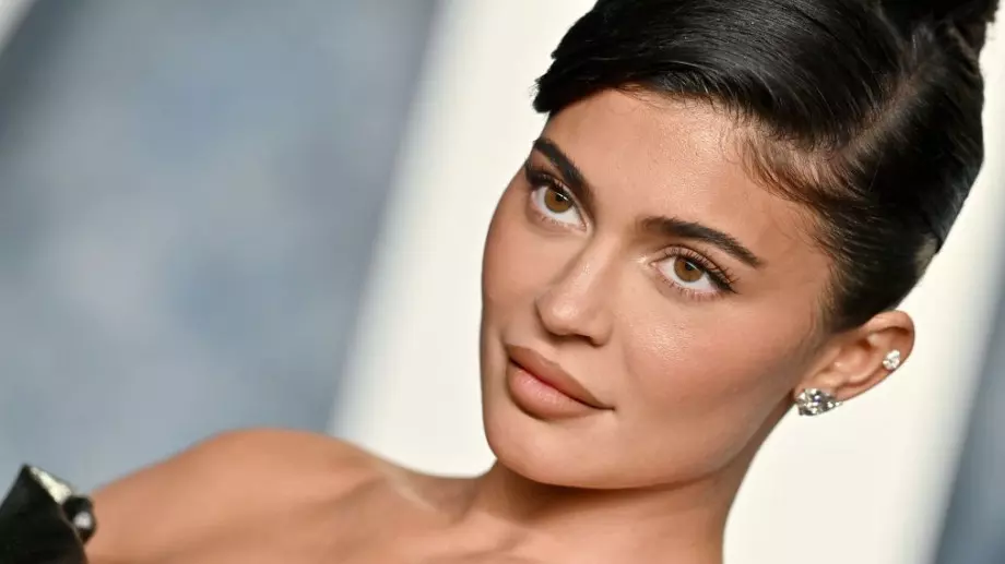 Кайли Дженър с наръчник за красиви устни и вежди (ВИДЕО)