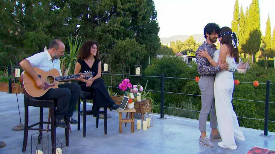 Евгени пренебрегна Айлин в 