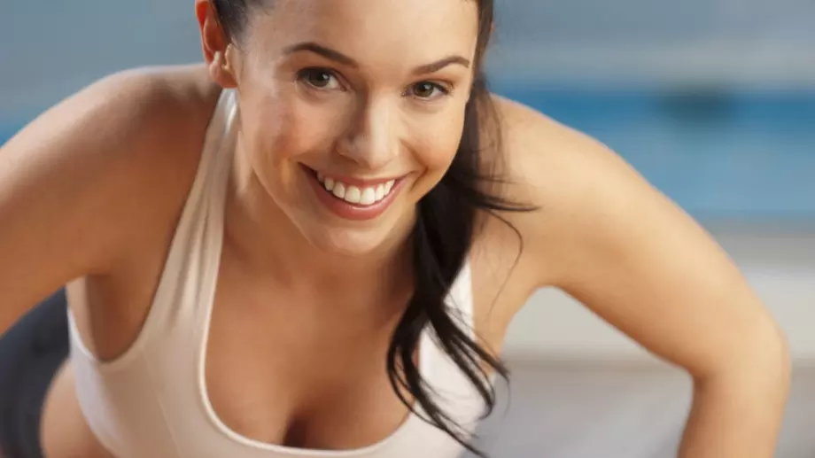 Упражнения, с които ще стегнете бюста без пластични операции