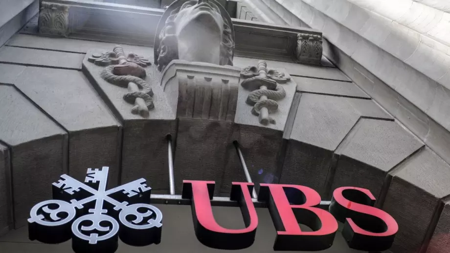 Печалбата на UBS за тримесечието се срина наполовина