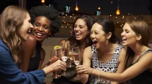 Виц за 15 юли 2023: Четири омъжени приятелки излъгали мъжете си