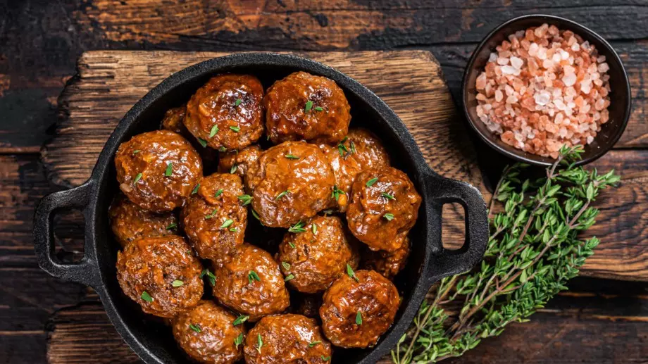 Печени кюфтета на фурна, супер сочни с два вида сирена