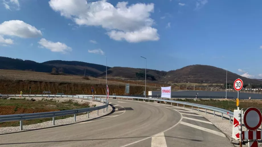 Служебният премиер Гълъб Донев откри нов участък от магистрала "Европа" 