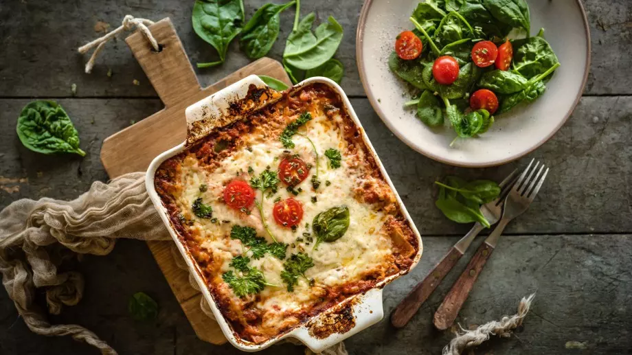 Много вкусна лазаня с готови кори