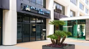 Акциите на банка PacWest се сринаха, след като обяви, че е загубила 20% от депозитите си