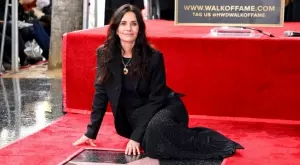 Кортни Кокс изми няколко звезди на Алеята на славата (ВИДЕО)