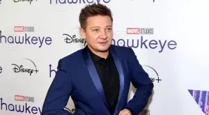 Изненада: Джеръми Ренър се връща на музикалната сцена (СНИМКА)