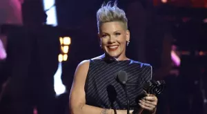 Пинк спечели приза "Икона" на музикалните награди iHeartRadio