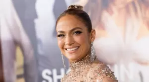 Дженифър Лопес на 53: Постоянно предизвиквам себе си (СНИМКИ)