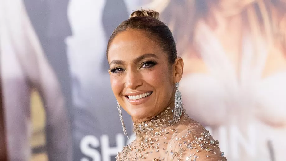 Дженифър Лопес на 53: Постоянно предизвиквам себе си (СНИМКИ)