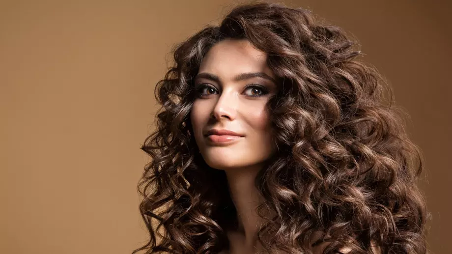 Ето как да направите перфектните къдрици с чорапогащник (ВИДЕО)