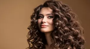 Ето как да направите перфектните къдрици с два чорапа (ВИДЕО)