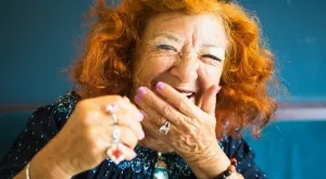 Женски виц за 5 март 2024: В секс магазин влиза една бабка