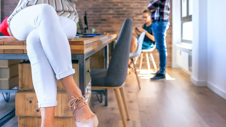 Вредите от седенето с кръстосани крака, трябва да ги знаете