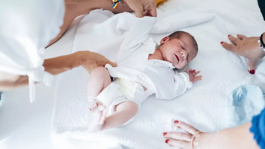 Изумително: Роди се първото бебе с ДНК от трима души